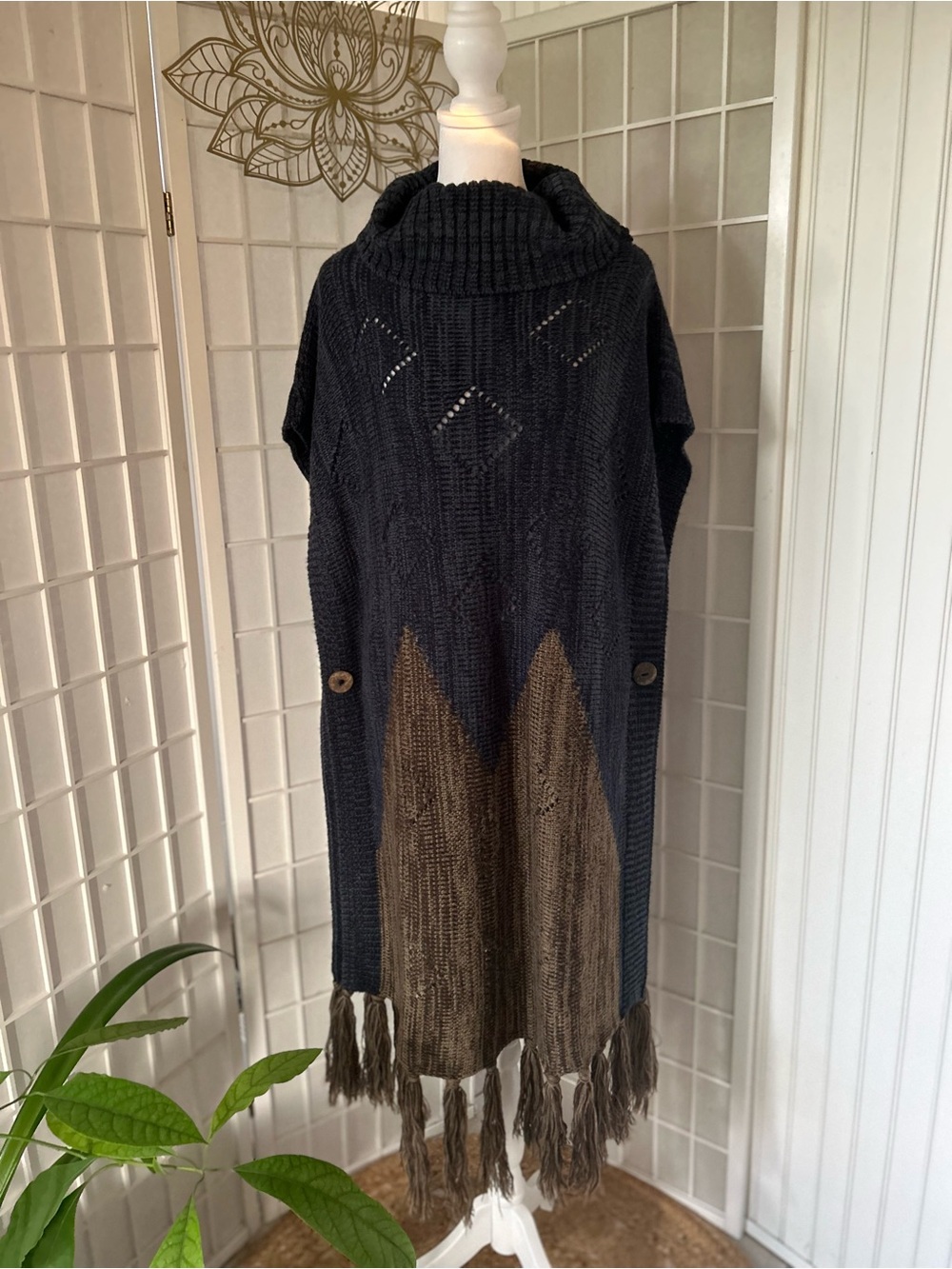 Boho Two-Tone Fringe Sweater Poncho – One Size / Unlabeled